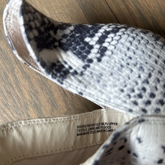 Steve Madden Snake Print Booties
Size 8.5 - Picture 4 of 4